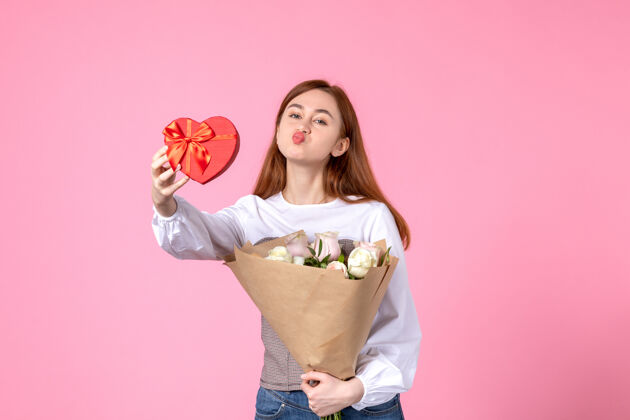 玫瑰正面图：年轻女性 带鲜花 作为女性节礼物 粉色背景 水平三月 女性爱情 性感女性约会 玫瑰人花礼物