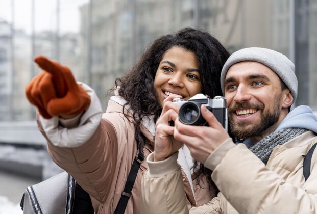 友谊用相机拍下男人和女人户外城市特写