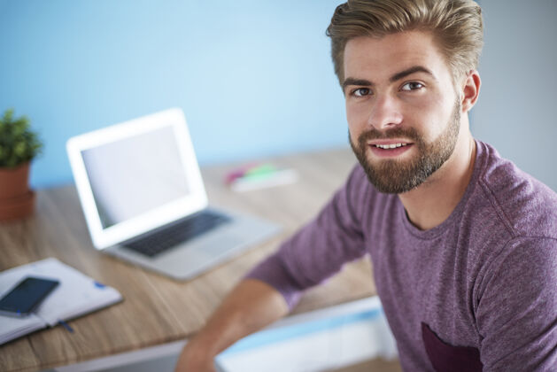 商务一个男人在家里办公室的画像办公桌微笑职业