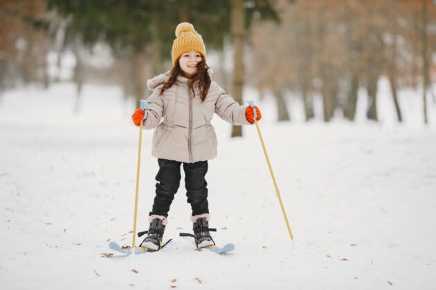 寒冷小女孩越野滑雪一月欢乐散步