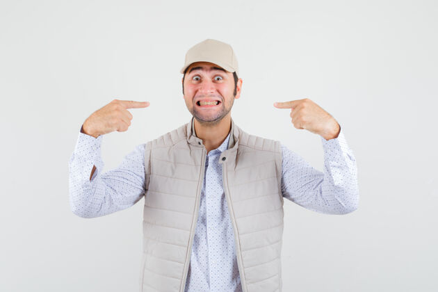 男性一个穿着米色夹克 戴着帽子的年轻人微笑着 用食指指着自己 看上去很开心 正对着前方年轻人胡子目录