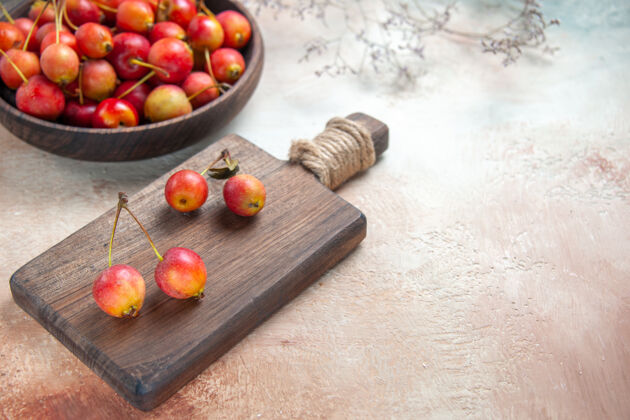 营养侧面特写樱桃菜板配浆果一碗樱桃树枝樱桃番茄壁板