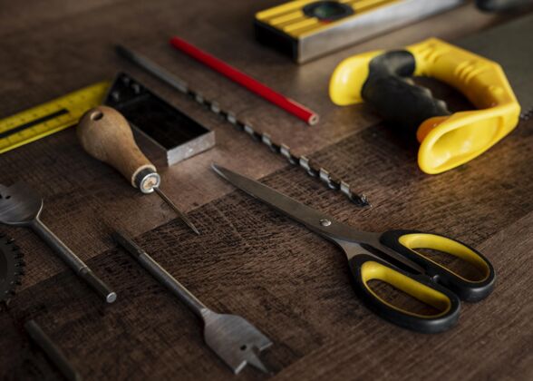工匠桌面上的木制工具俯视图木材刷子剪刀