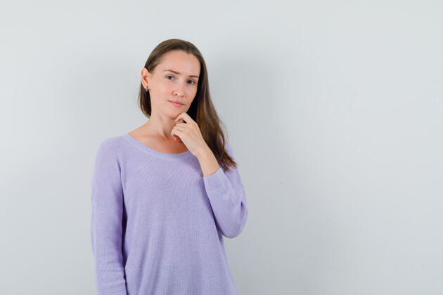 头发年轻的女性穿着淡紫色的衬衫看着镜头 看起来情绪激动女士自信漂亮