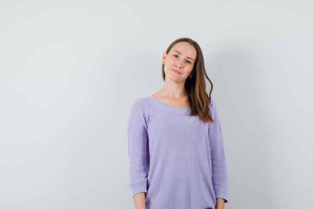 衬衫年轻的女性穿着淡紫色上衣看着摄像机 看起来很天真前视图时尚姿势自信