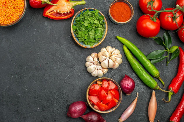 胡椒顶部特写查看蔬菜扁豆在碗五颜六色的香料蔬菜豆类特写黄瓜