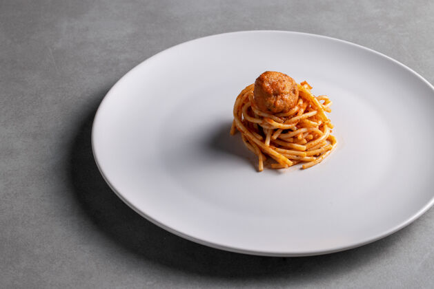 意大利面白色陶瓷盘上的意大利面正餐食物意大利面