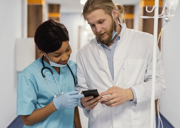 职业带着智能手机的中枪卫生工作者水平医学保健