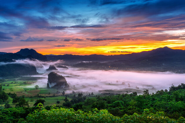山谷泰国法尧府朗家晨雾中的日出风景房子早晨