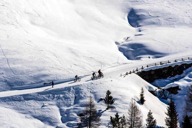 风景美丽的景色骑自行车穿越雪山在南蒂罗尔 白云石 意大利骑行自行车冒险