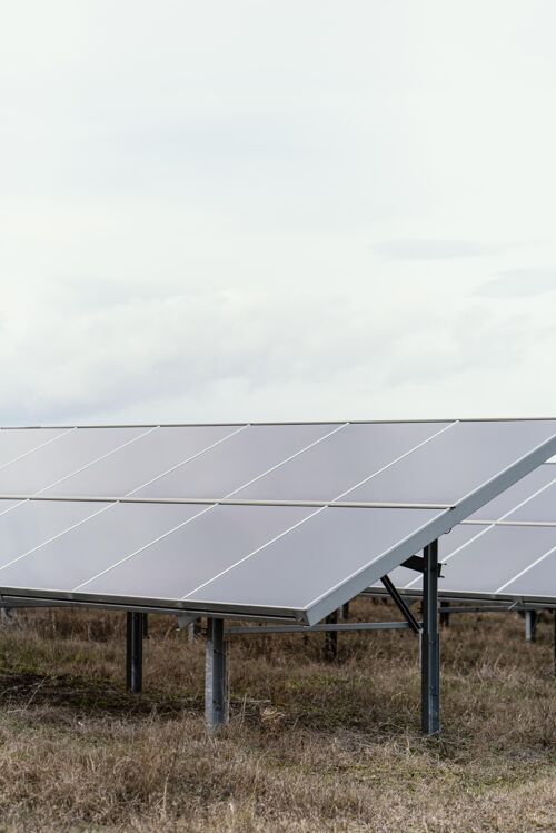 可再生资源大量的太阳能电池板发电太阳能电池板垂直可持续发展