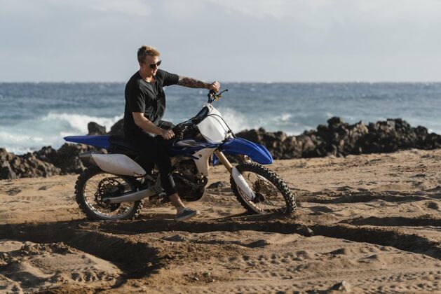 模型夏威夷骑摩托车的人姿势旅游男人