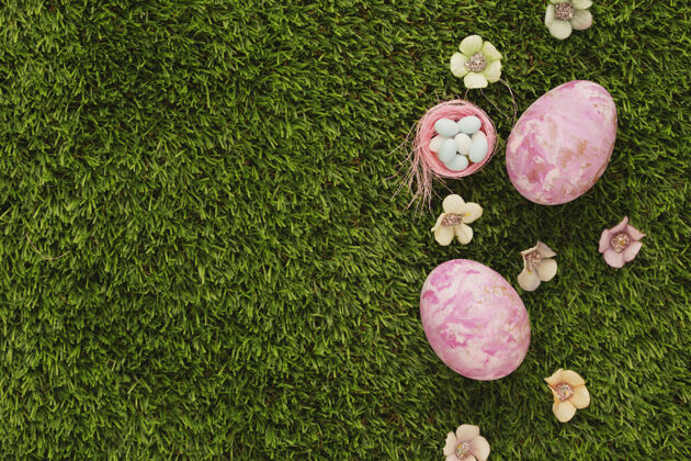 彩蛋绿草背景上的复活节彩蛋平铺传统绿色