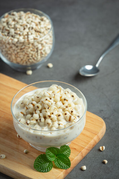 谷物小米椰奶甜点在玻璃碗里纤维抗氧化剂蛋白质