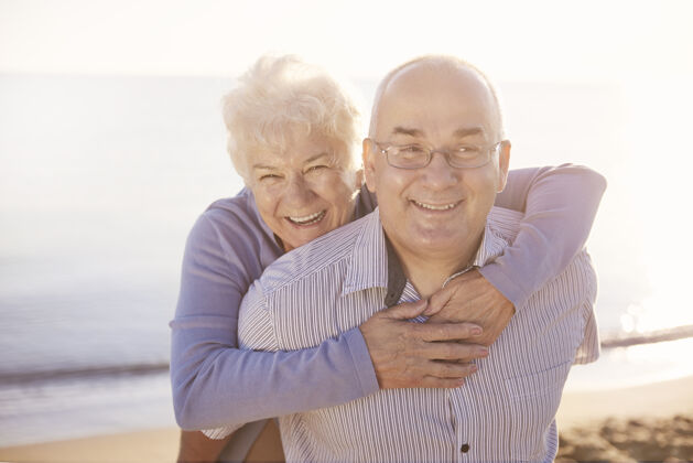 欢乐老年夫妇在沙滩 退休和暑假的概念欢笑休息阳光