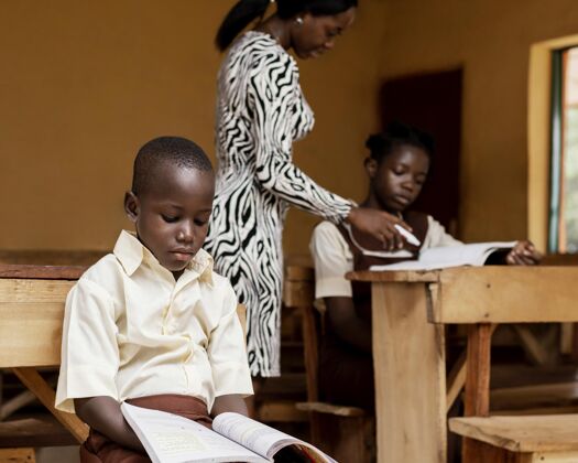 非洲非洲女人在课堂上教孩子班级课堂小学生
