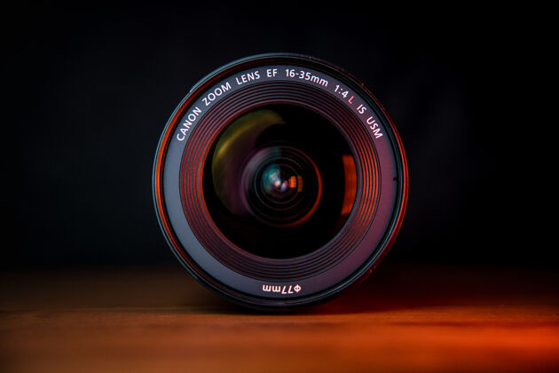 相机镜头棕色木桌上的黑色相机镜头镜头技术佳能
