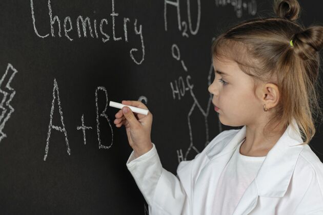 实验室实验室里穿着外套写字的女孩科学科学黑板