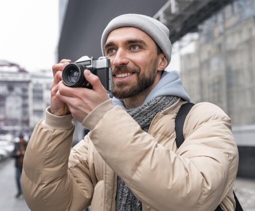 旅游拿着相机的中枪男人城市旅行城市