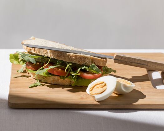 正餐高角度的烤面包三明治 西红柿和煮熟的鸡蛋午餐绿色三明治