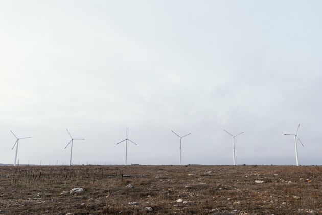 可持续发展风力涡轮机在现场发电的前视图风能水平绿色能源