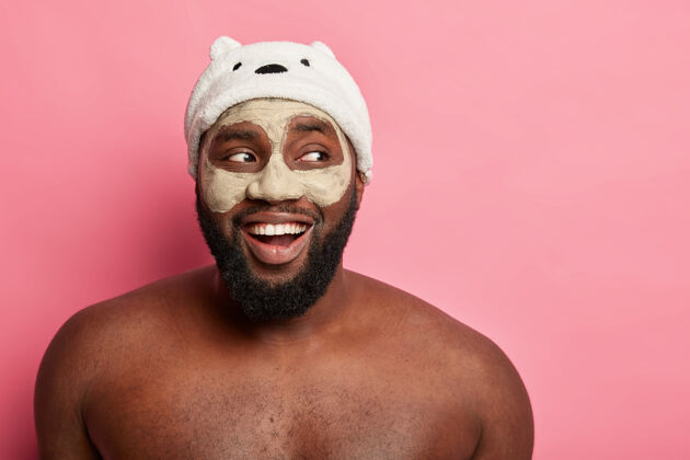 水疗美国黑人戴着泥面具 表达积极情绪光滑卫生美容