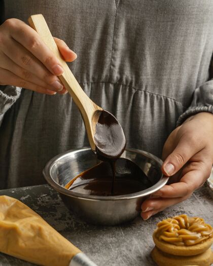 排列特写手拿巧克力木勺烹饪特写美味