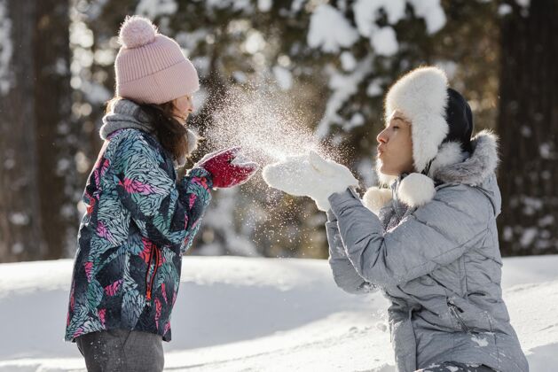 孩子女人和女孩一起玩中枪冬天中景水平