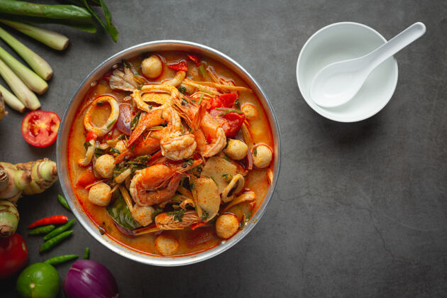 食谱泰国菜；汤百胜海鲜或海鲜麻辣汤辣椒香料海鲜