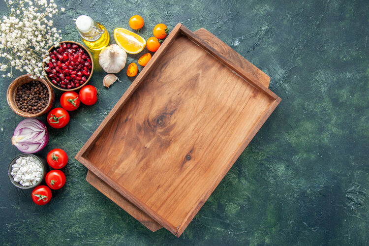 桌子顶视图新鲜的红色西红柿与木制书桌上的深色背景健康餐沙拉食品彩色照片饮食免费空间背景视图容器
