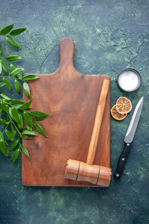 旧的顶视图棕色木书桌上有锤子 深蓝色表面有彩色木厨房 锋利的棕色餐具树勺保护盖锋利锤子