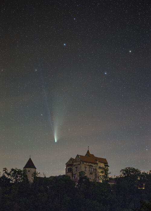 捷克一颗neowise彗星在捷克共和国pernstejn城堡上空飞行的垂直镜头银河银河探索
