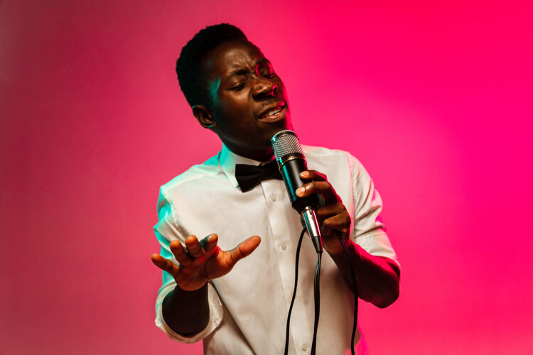 娱乐年轻的非洲裔美国爵士音乐家在唱歌表演艺术家歌曲