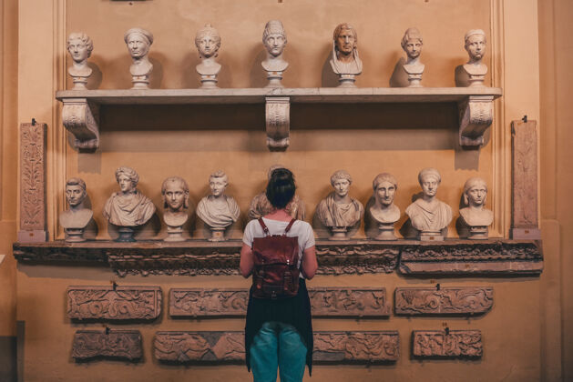 博物馆看雕像的女人雕像背罗马