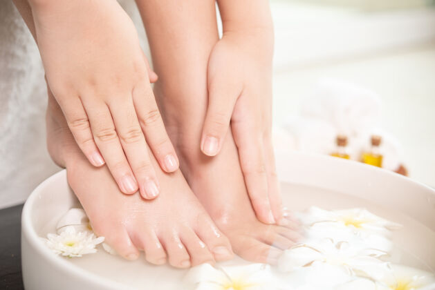 新鲜水疗治疗和产品为女性脚和手水疗湿菠萝足疗