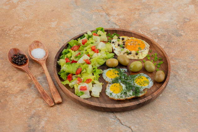 大理石美味的沙拉 鸡蛋放在木板上罗勒顶视图盐