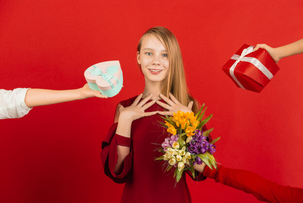庆祝收到很多礼物的少女爱浪漫举行