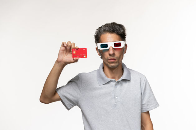 男正面图年轻男子手持红色银行卡戴着d墨镜在白色表面电影太阳镜护目镜