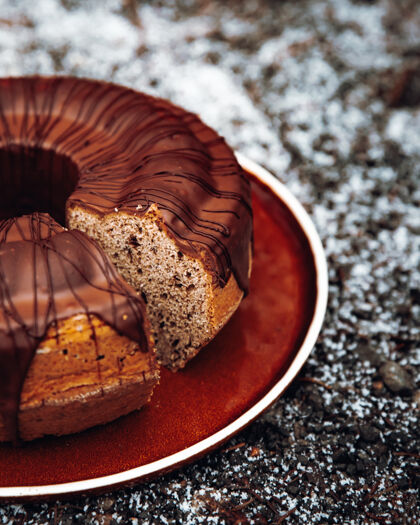 奥地利白色陶瓷盘上的巧克力蛋糕面包师焦糖巧克力