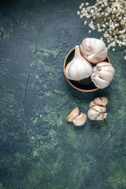 无脊椎动物顶视图深灰色表面上新鲜的大蒜素植物酸调味料绿色食物胡椒蔬菜软体动物海