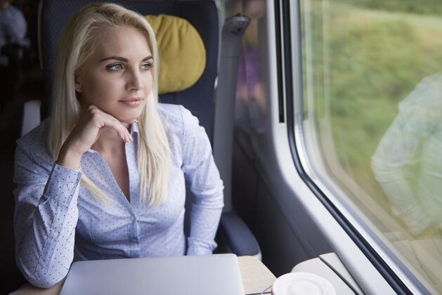 坐着列车上沉思的女人瘦身正式服装乘客