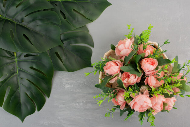 花卉在灰色的桌子上放着一束美丽的粉红玫瑰玫瑰花束开花