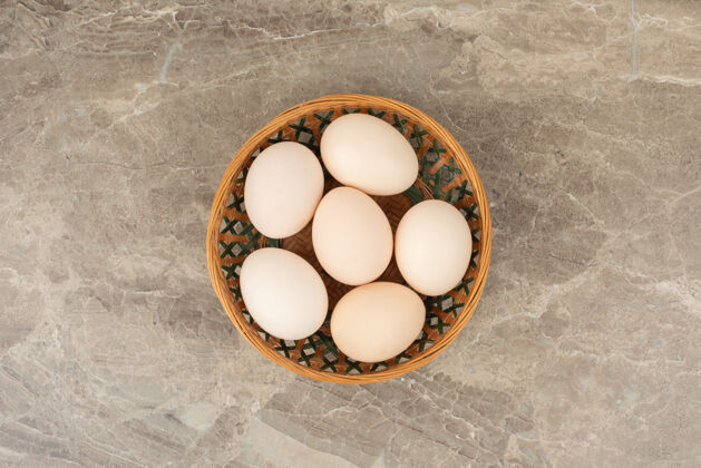蛋白质大理石桌上放着一篮子白鸡蛋多木头美味