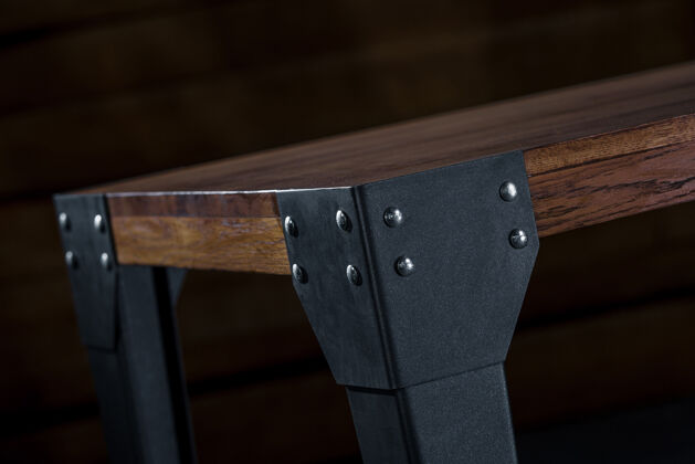 空白的木桌 金属桌腿 木墙木板的乡下的自制的
