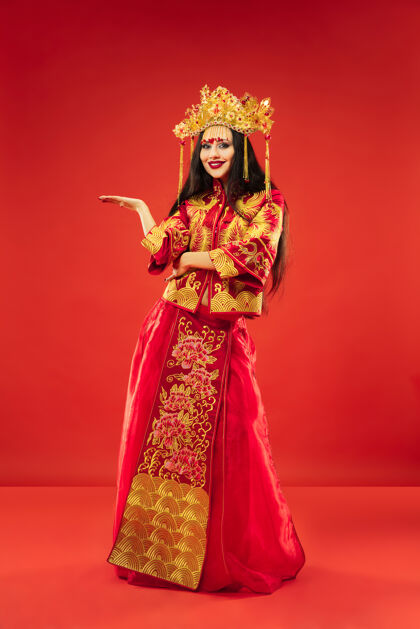 舞蹈中国传统的优雅女子在红墙工作室中国脸东方人