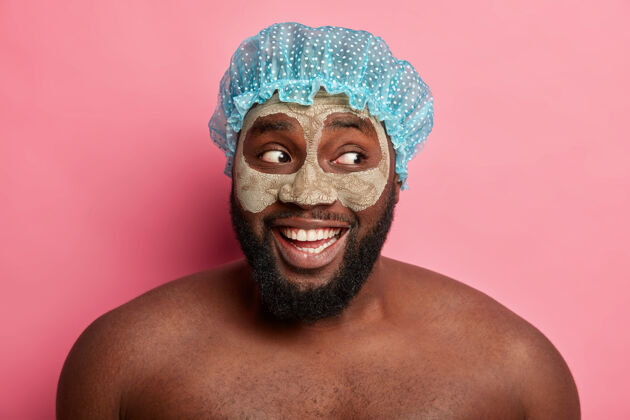 非洲男人脸上戴着美容面膜皮肤科护肤情感面部胡茬