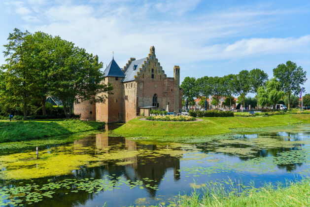 城市梅登布利克的拉德布德城堡荷兰池塘树叶