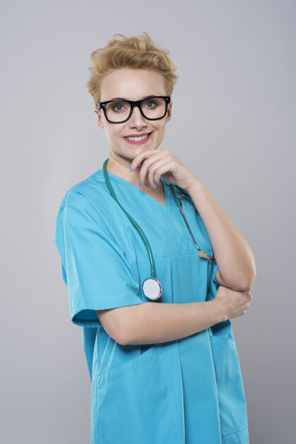 身体护理有魅力的女人扮演医生的角色短发保健工作者信任