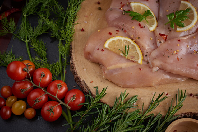 蛋白质用新鲜调味料烹调和烧烤用的新鲜鸡肉部分切菜板上的生鸡腿生的香料新鲜