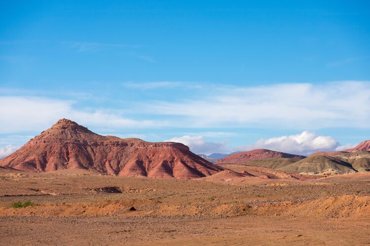 天空在多云的蓝天映衬下 可以看到干旱的沙漠山脉荒野偏远地质